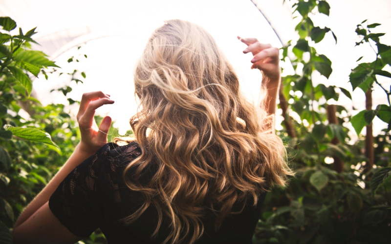 Comprendre la chute de cheveux chez les femmes : causes et solutions